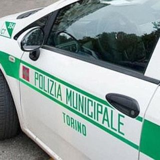 Tenta di rapinare una donna, poi fugge: la pattuglia della municipale lo insegue e lo arresta