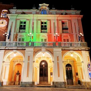 A Moncalieri Municipio illuminato con il tricolore sino al termine dell'emergenza Coronavirus