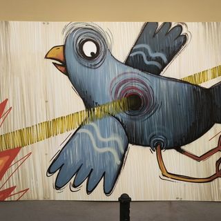 Un piccione viaggiatore trafitto al cuore, il significato del murale di Mr Fijodor