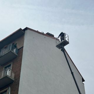 La pittura &quot;in volo&quot; di Milo in piazza Bottesini