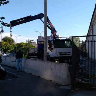 A San Pietro in Vincoli spunta il muro &quot;anti-suk&quot;. Deri durissimo: &quot;Appendino come Trump&quot;