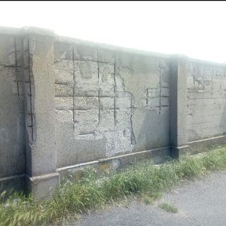 Il muro di via Forlì cade a pezzi&quot;: crepe, buchi e travi fuori dal sottopasso Donat Cattin