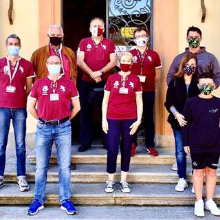 Persone con mascherina sulle scale di un museo