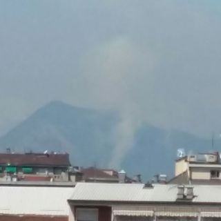 Continua a bruciare il Musiné, la colonna di fumo visibile anche da Torino