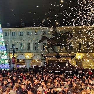 Acceso l'albero di piazza San Carlo, al via &quot;Torino Natale Magico&quot;