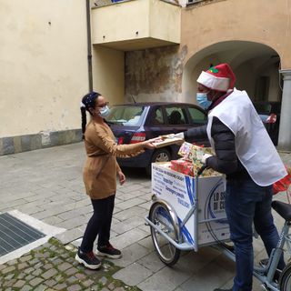 immagini del Natale solidale 2020 a porta Palazzo