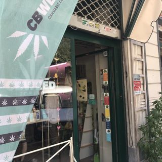 Torino, esplode la rabbia dei commercianti che vendono cannabis legale: “Non siamo spacciatori, le autorità ci ascoltino”