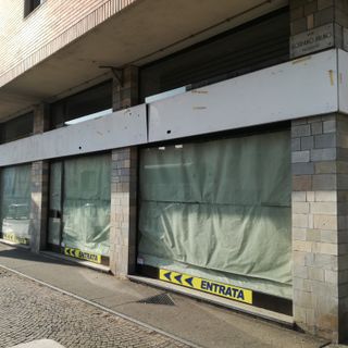 Intorno al Moi, una distesa di saracinesche abbassate. Forse per sempre