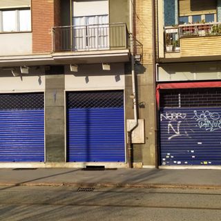 Saracinesche chiuse in via Fabrizi