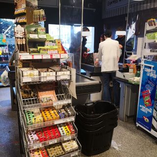 Coronavirus, separè in plexigass alle casse dei supermercati di Torino