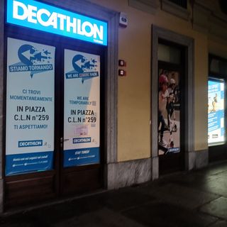 Piazza Carlo Felice dopo l'incendio: negozi che riaprono e in disallestimento