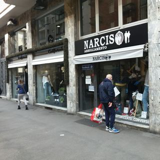 A Santa Rita si rialzano lentamente le serrande: l'abbigliamento alla pulizia delle vetrine [FOTO]