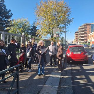 Le famiglie di Borgata Lesna dicono no alla chiusura della materna Aquilone