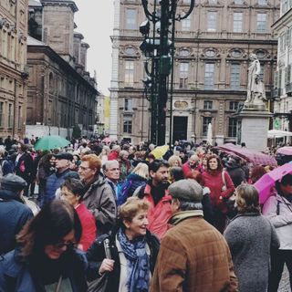 Un'altra piazza si riempie a Torino, in centinaia per dire no al ddl Pillon: "Maschilista e sessista, ritirarlo subito" Un'altra piazza si riempie a Torino, in centinaia per dire no al ddl Pillon: "Maschilista e sessista, ritirarlo subito"