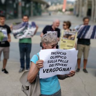 Olimpiadi 2026: manifestanti anti-Giochi bruciano copia del dossier (FOTO E VIDEO)