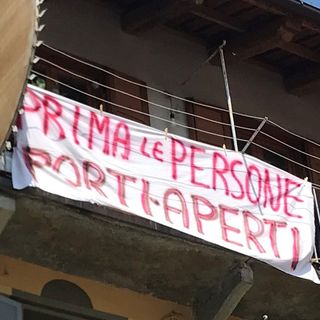 Il Giro d’Italia passa da Pinerolo: sui balconi striscioni contro Salvini