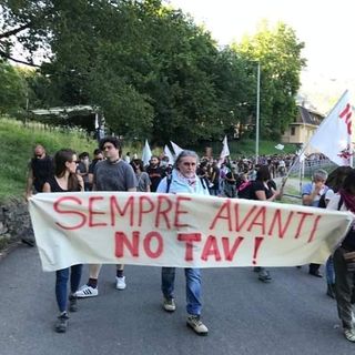 Tensioni in Valle di Susa, bruciato il cancello del cantiere a Chiomonte
