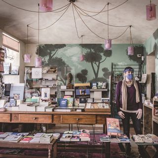 La Libreria Borgopo' compie un anno e accoglie gli scatti di Giuseppe Caldarella