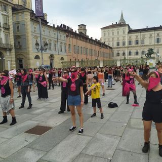Non una di meno si prende Piazza Castello: “Sì alla ripartenza, no all'oppressione delle donne” (FOTO e VIDEO)