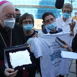 Mons. Cesare Nosiglia con i lavoratori Embraco