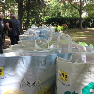consegna pacchi da Nosiglia agli operai Embraco