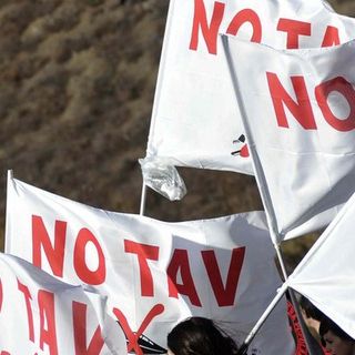 Disordini No Tav al cantiere di Chiomonte, gli antagonisti lanciano sassi e bombe carta contro la polizia