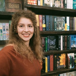 libri su scaffali di una libreria