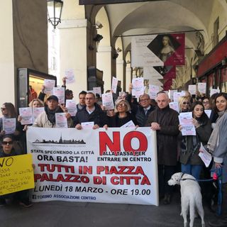 Torino, flash mob contro la nuova Ztl in via Po: &quot;Salviamo le nostre imprese&quot; [VIDEO]