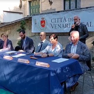 tavolata di relatori all'aperto