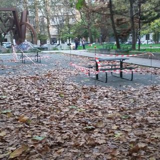 In piazza Galimberti più spazio all'aggregazione: arrivano nuovi tavoli e panche