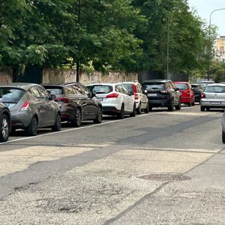 Tracciati gli stalli, da qualche giorno le vetture si sono spostate verso il centro della carreggiata