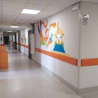 I nuovi arredi e le pareti decorate dell'ospedale Regina Margherita