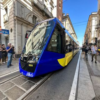 tram hitachi - foto di archivio