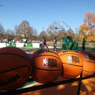 giocatori di basket sul campo da gioco di piazza d'Armi