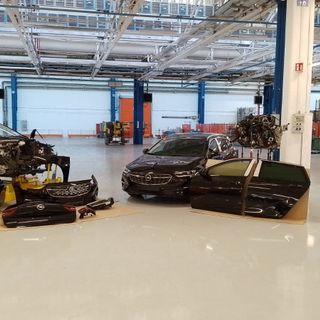 Viaggio nel nuovo centro di Economia circolare a Mirafiori: qui si darà nuova vita a motori, batterie e componenti auto [FOTO e VIDEO]