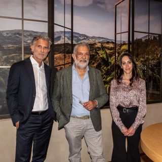 tre persone in piedi in posa