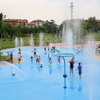 Parco Di Vittorio, a Mirafiori l'estate porta un mini parco acquatico (dove c'era il laghetto) [FOTO]