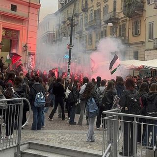 Proteste e fumogeni questa mattina all'esterno del liceo Gioberti