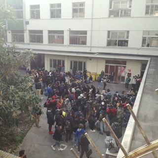 Occupazione al Volta, una giornata tra protesta e assemblee: &quot;Ma non è una manifestazione politica. Vogliamo responsabilizzare i più giovani&quot;
