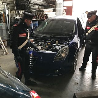 Scoperta a Leinì officina illegale che faceva a pezzi le auto rubate