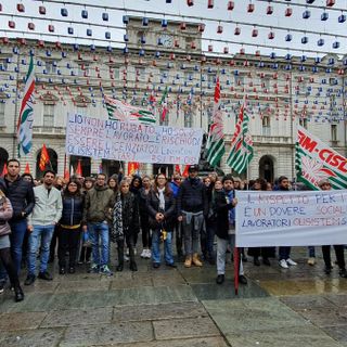 Un presidio dei lavoratori Olisistem davanti al Comune di Torino in occasione della visita del premier Giuseppe Conte
