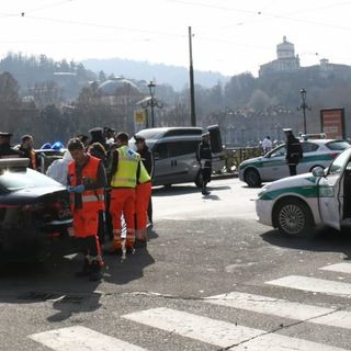 Sgozzato ai Murazzi, il giallo continua: l'area ancora sequestrata per i rilievi. I carabinieri cercano l'omicida
