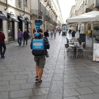 Curiosità a Torino, in via Garibaldi passa Google maps. A piedi [VIDEO]