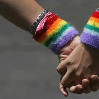 &quot;Morte ai gay&quot;: il messaggio-shock lasciato sulla pagina Instagram di un giovane che si è suicidato: la Procura indaga per omofobia