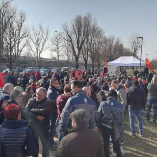 Le voci dalla fabbrica: &quot;Ci hanno chiamato esuberi e ci hanno parcheggiati. Ma noi vogliamo soltanto lavorare&quot;. E l'indotto: &quot;Noi stiamo ancora peggio&quot;