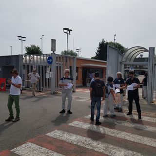 Operai fuori dai cancelli della porta 2 di Mirafiori