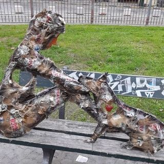 Mostra sui clochard, l'ideatore: &quot;Tutte le 15 opere posizionate sulle panchine sono state vandalizzate o mutilate&quot;