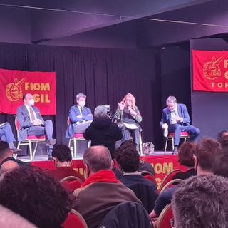 tavola rotonda su un palco