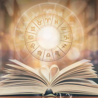libro aperto e segni zodiacali