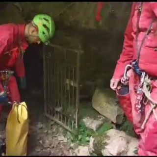 soccorso in grotta con addetti